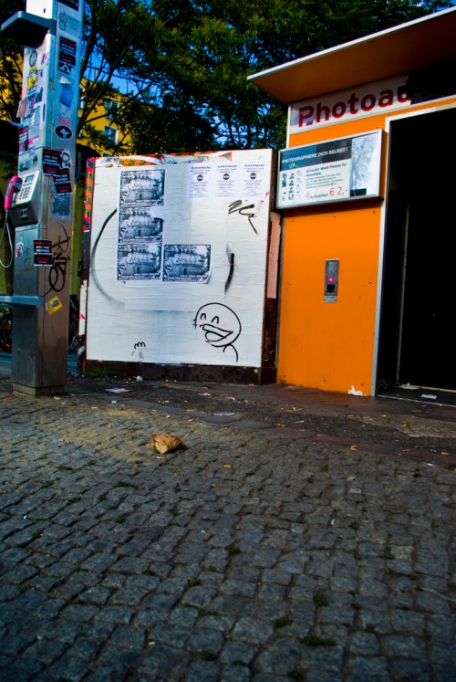 Happy face graffiti tag in Berlin, Germany